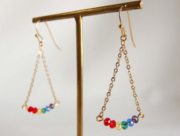 画像2: レインボー・トライアングルピアス/イヤリング(ゴールド) (2)