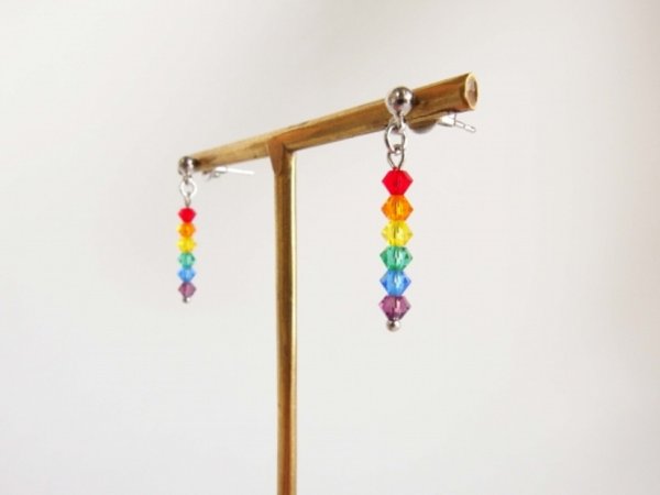 画像2: スワロフスキー・I型ピアス/イヤリング（レインボーカラー） (2)